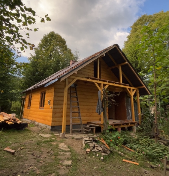 Budowa masywnego zadaszenia drewnianego z więźbą